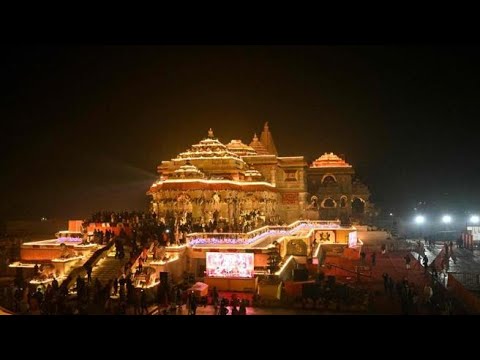 Devoti indù celebrano l’apertura del controverso tempio di Ayodhya, in India: le immagini