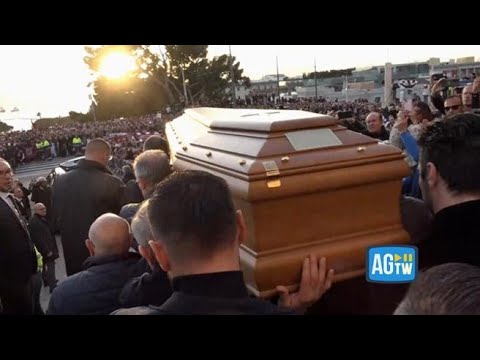 L’ultimo saluto a Gigi Riva: l’uscita del feretro tra cori e lacrime