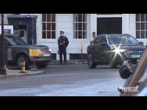 Regno Unito, re Carlo accompagnato in ospedale per un’operazione alla prostata