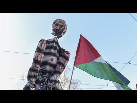 Il manichino di Netanyahu travestito da deportato al corteo pro-Palestina a Roma