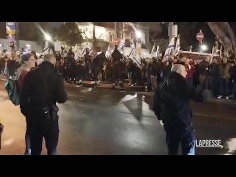 Tel Aviv, scontri tra polizia e manifestanti anti-Netanyahu