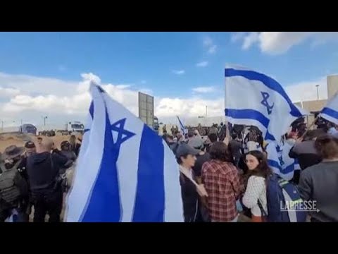 Israele, a valico Kerem Shalom la protesta dei familiari degli ostaggi