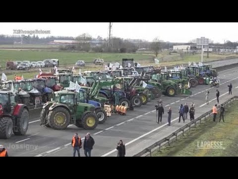 Francia, agricoltori bloccano due autostrade attorno a Parigi