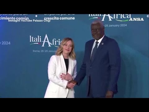Italia-Africa, Meloni saluta il presidente Commissione Ua e scherza sulla telefonata fake: «È…