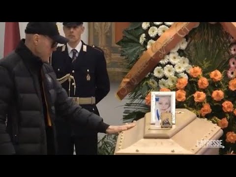 L’arrivo del feretro di Sandra Milo alla camera ardente in Campidoglio e l’omaggio commosso dei…