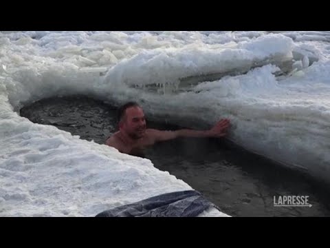 In Russia la temperatura è scesa fino a -30 gradi (non succedeva da 74 anni) ma c’è chi fa il…
