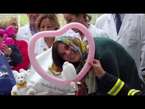 Doni e dolcetti in corsia: la Befana della polizia di Stato fa visita ai bambini ricoverati nei…