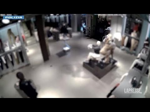 Milano, rubavano vestiti nei negozi di corso Buenos Aires nascondendoli sotto il cappotto: 3…