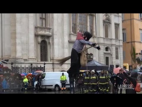 Roma, l’arrivo della befana in piazza Navona