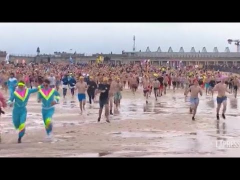 Il tuffo dei 4 mila nel mare del Nord: così in Belgio festeggiano il nuovo anno