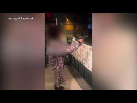 Sul balcone a Capodanno, il video dell’anziana che spara 5 colpi con la pistola