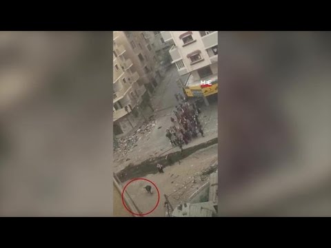 Gaza, in rete il video della donna palestinese colpita durante l’evacuazione
