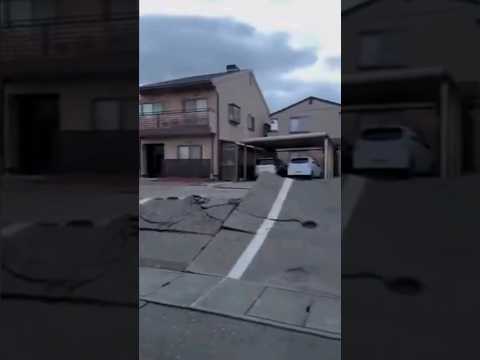 Terremoto di Ishikawa: strade spaccate dopo le scosse di magnitudo 7.5 #shorts #news