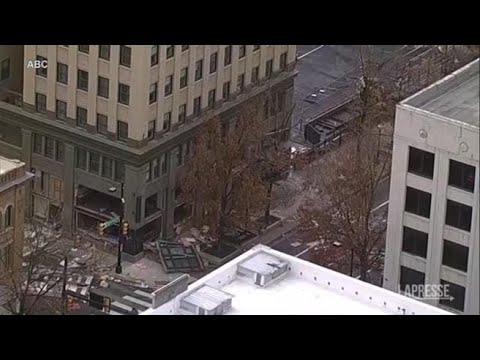 La fuga di gas e l’esplosione in uno storico hotel in Texas: l’ingresso completamente devastato