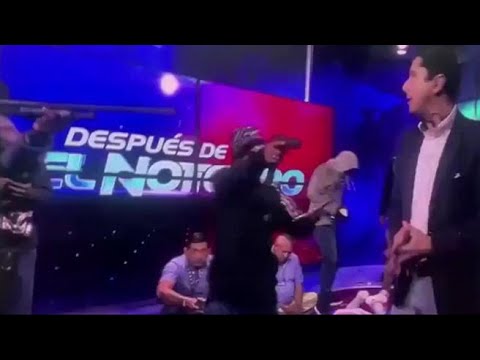 Ecuador, uomini armati irrompono nello studio televisivo durante la diretta: il video…