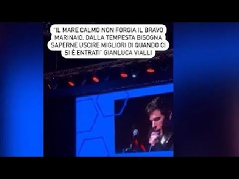 Fedez ricorda Vialli e la battaglia contro il tumore e si commuove: «Io e Gianluca abbiamo la…
