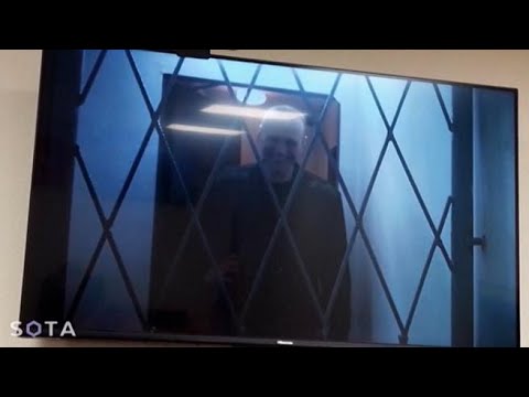 Aleksej Navalny riappare in video per un’udienza: le immagini dal carcere