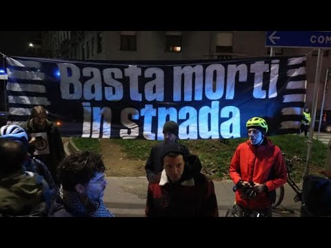 Milano, presidio per ciclista morto: «In questa città c’è solo la fretta di ‘lavurà’»