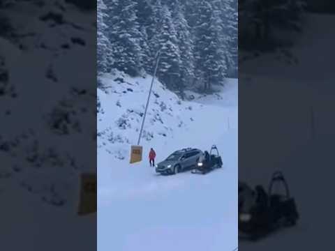 Auto imbocca per errore la pista da sci a San Martino di Castrozza #shorts #news