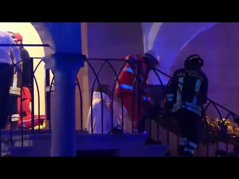 Pistoia, crolla pavimento durante la festa di matrimonio: le immagini dei soccorsi