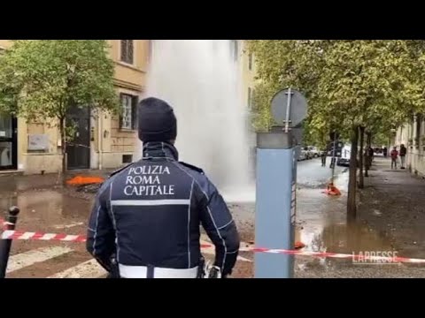 Roma, esplode conduttura in zona San Giovanni: fontana d’acqua in strada