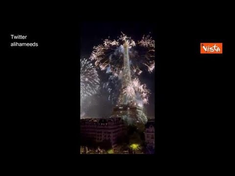 Capodanno a Parigi, ecco la Torre Eiffel illuminata dai fuochi d’artificio