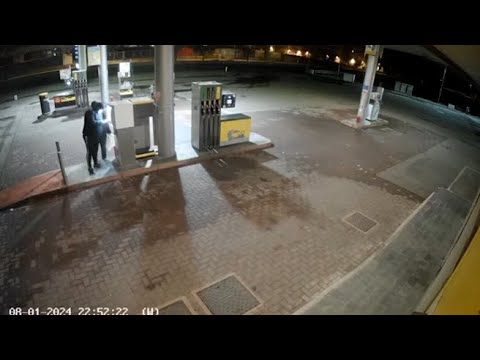 Parma, ecco come i ladri smontano il lettore della cassa del distributore