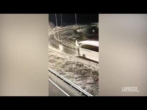 Tragedia in Turchia, bus esce di strada in curva e si ribalta: 9 morti e 30 feriti