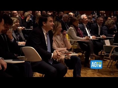 Il lapsus di Bonaccini che cita Vannacci anziché Vattani. E Meloni scherza: «Sai che non si…