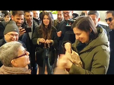 Cagliari, la pensionata ad Elly Schlein: «Vada a lavorare», e lei sorride