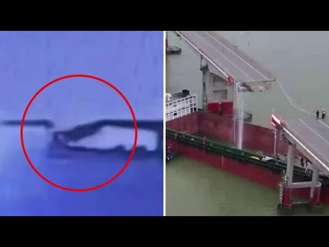 La chiatta urta e apre uno squarcio in un ponte in Cina: le auto cadono nel fiume, due morti