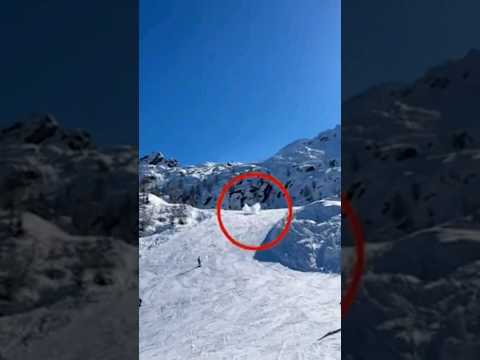 Aprica, elicottero perde il carico sopra la pista da sci: sfiorati gli sciatori #shorts #news