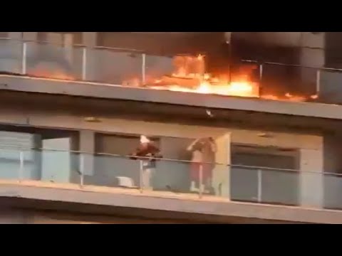 Incendio a Valencia, le persone in fuga dal fuoco sui balconi.