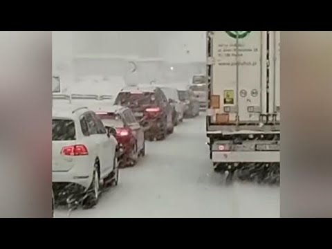 Maltempo, caos al Brennero per la neve: le lunghe code sul tratto austriaco nel video di un…