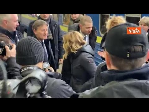 Meloni arriva alla stazione di Kiev