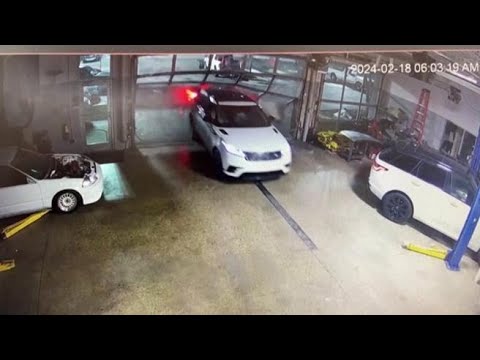 Usa, adolescenti irrompono in una concessionaria e rubano 9 auto di lusso: ecco come hanno fatto