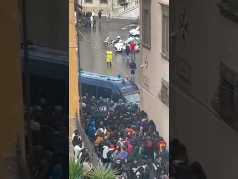 Pisa: manifestanti caricati dalla Polizia al corteo pro Palestina #shorts #news