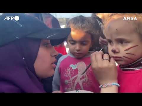Rafah, volontari regalano un sorriso ai bambini palestinesi sfollati