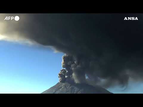 Il vulcano Popocatepetl in attivita’, cancellati alcuni voli in Messico