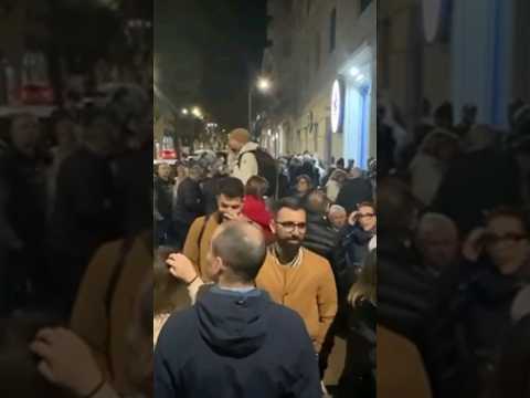 Alessandra Todde vince in Sardegna: 300 persone la aspettano fuori dal comitato #shorts #news