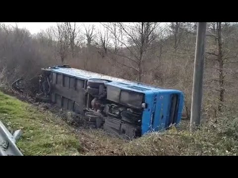 Bus finisce fuori strada lungo la Statale per Potenza: il video del mezzo ribaltato nella…