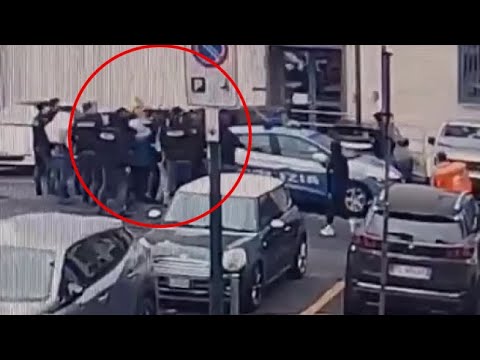 Il video dell’assalto degli anarchici a un’auto della polizia per liberare un migrante destinato…