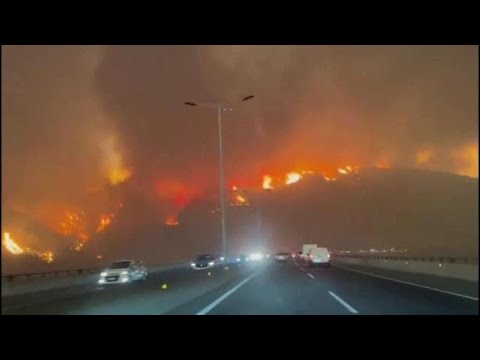 Impressionante incendio sulle colline attorno a Valparaiso in Cile: un muro di fuoco visibile…