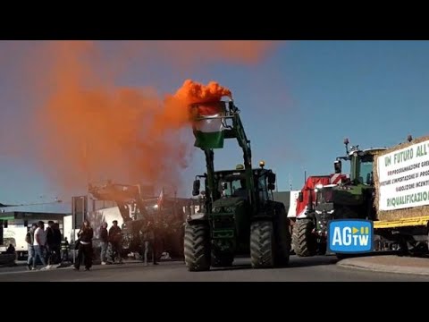 La protesta dei trattori arriva a Orte: gli agricoltori invadono di nuovo il casello