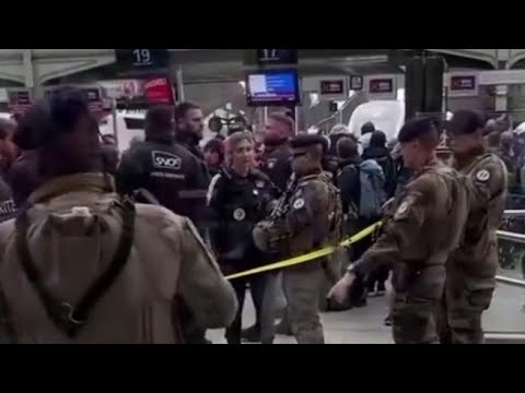 Accoltellamenti alla stazione Gare de Lyon: i militari presidiano il luogo dell’attentato