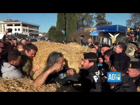 Protesta agricoltori, bloccato il casello di Orte con balle di fieno: interviene la polizia