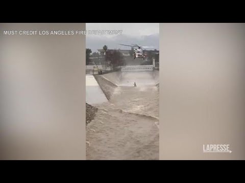 Alluvioni California, il salvataggio di un uomo dalle acque del fiume di Los Angels