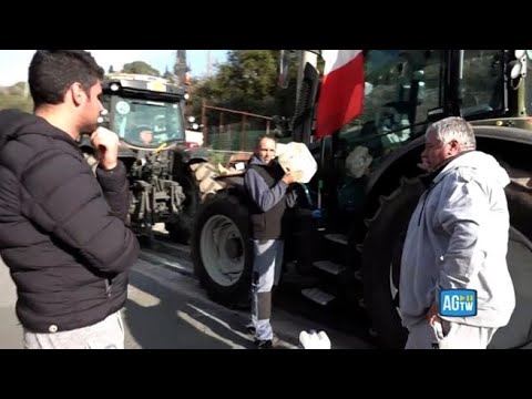 Il video dell’arrivo dei trattori  a Sanremo: «Vogliamo arrivare all’Ariston»