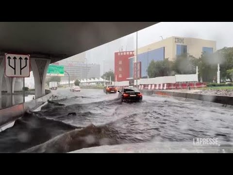 Allerta meteo a Dubai per le forti piogge: i sistemi di drenaggio delle strade in tilt