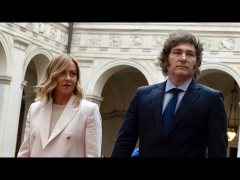 L’arrivo di Javier Milei a palazzo Chigi: il picchetto d’onore e la stretta di mano con la…